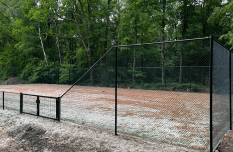 Aanleg hekwerk tennisbaan