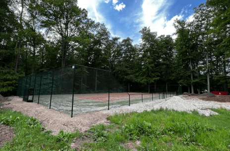 Compleet hekwerk rondom tennisbaan
