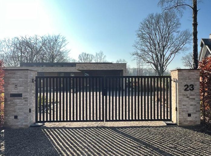 Dubbele draaipoort verticale lamellen. e-bedienbaar