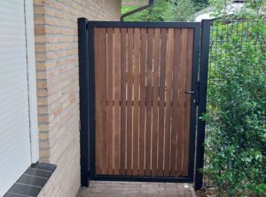 Looppoort met hout bekleed