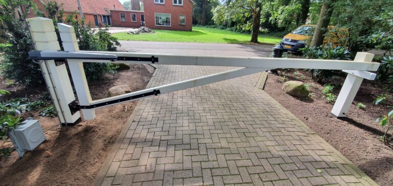 Witte draaipoort met bovengrondse lineaire aandrijving