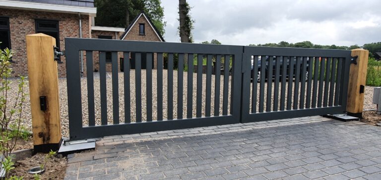 Houten poort met stalen frame