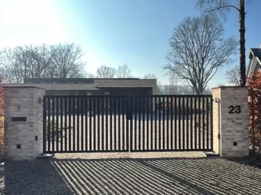 Dubbele-draaipoort-verticale-lamellen.-e-bedienbaar