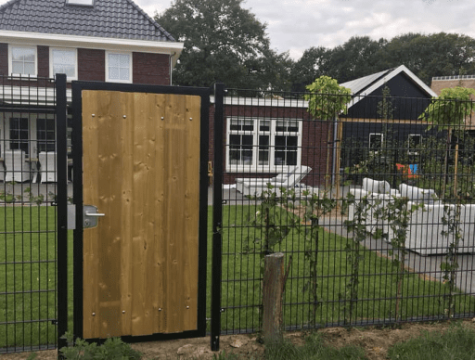 Tuinhekwerk met tuinpoort